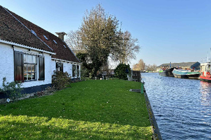 028 Historische vakantieboerderij voor 6 personen aan het water in Terherne