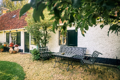 031 Historische vakantieboerderij voor 6 personen aan het water in Terherne