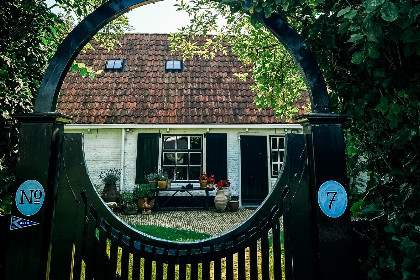 035 Historische vakantieboerderij voor 6 personen aan het water in Terherne