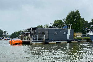 Comfortabele 4 persoons house boat met uitzicht over het water in de Jachthaven van Warns