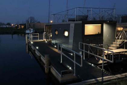 007 Comfortabele 4 persoons house boat met uitzicht over het water in de Jachthaven van Warns