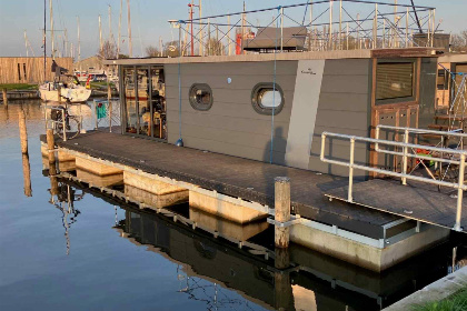 011 Comfortabele 4 persoons house boat met uitzicht over het water in de Jachthaven van Warns