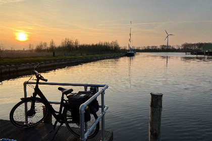 012 Comfortabele 4 persoons house boat met uitzicht over het water in de Jachthaven van Warns