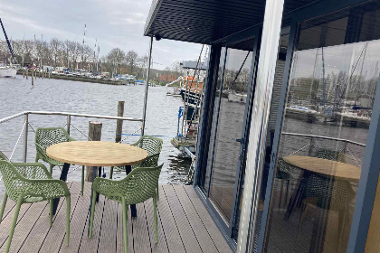 013 Comfortabele 4 persoons house boat met uitzicht over het water in de Jachthaven van Warns