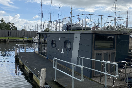 017 Comfortabele 4 persoons house boat met uitzicht over het water in de Jachthaven van Warns