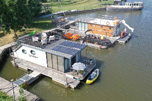 Knusse 4 persoons House boat met uitzicht over het water in de Jachthaven van Warns