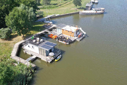 003 Knusse 4 persoons House boat met uitzicht over het water in de Jachthaven van Warns