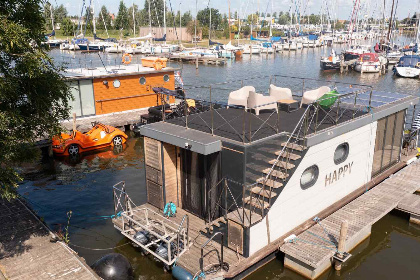 009 Knusse 4 persoons House boat met uitzicht over het water in de Jachthaven van Warns