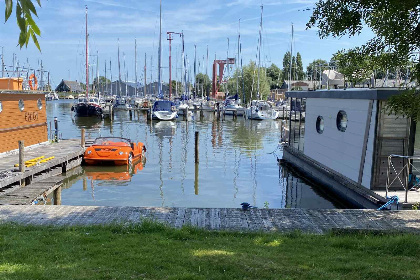 015 Knusse 4 persoons House boat met uitzicht over het water in de Jachthaven van Warns