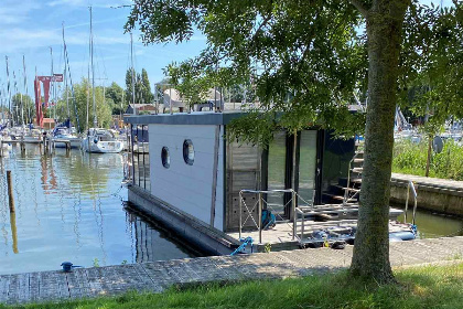 021 Knusse 4 persoons House boat met uitzicht over het water in de Jachthaven van Warns