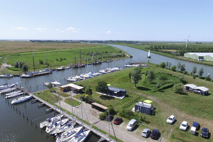 010 Prachtige 2 persoons glamtainer in Friesland aan het water