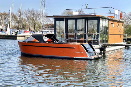 003 Unieke 4 persoons House boat in de jachthaven van Warns