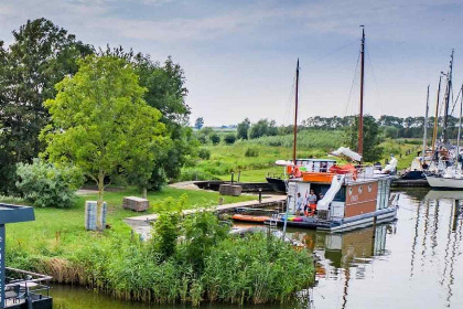 004 Unieke 4 persoons House boat in de jachthaven van Warns