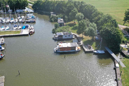 006 Unieke 4 persoons House boat in de jachthaven van Warns