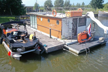 018 Unieke 4 persoons House boat in de jachthaven van Warns