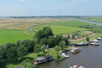 023 Unieke 4 persoons House boat in de jachthaven van Warns