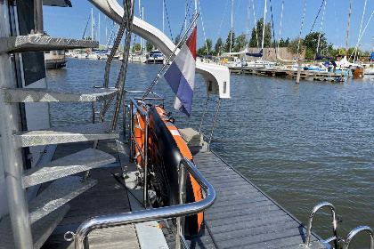 025 Unieke 4 persoons House boat in de jachthaven van Warns