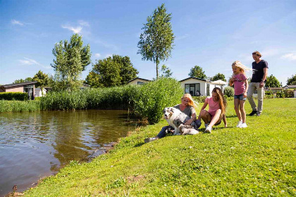 017 5 persoons chalet met sauna en bubbelbad op recreatiepark Esmeer