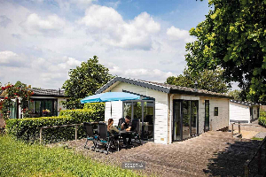 Mooi 4 persoons chalet op vakantiepark Esmeer