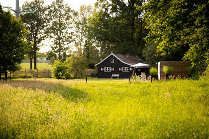 014 Sfeervol 4 persoons vakantiehuis, gelijkvloers met ligbad en grote tuin in Aalten