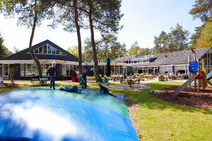 018 10 persoons groepsaccommodatie met open haard op Vakantiepark Beekbergen nabij de Veluwe