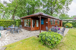 5 persoons bungalow met omheinde tuin en privacy op de Veluwe met een zwembad op het park