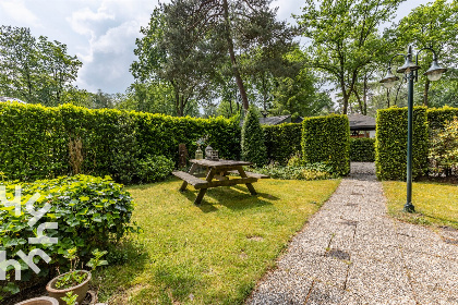 012 5 persoons bungalow met omheinde tuin en privacy op de Veluwe met een zwembad op het park