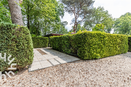 023 5 persoons bungalow met omheinde tuin en privacy op de Veluwe met een zwembad op het park