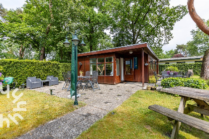 025 5 persoons bungalow met omheinde tuin en privacy op de Veluwe met een zwembad op het park