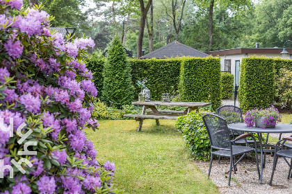 033 5 persoons bungalow met omheinde tuin en privacy op de Veluwe met een zwembad op het park