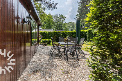 039 5 persoons bungalow met omheinde tuin en privacy op de Veluwe met een zwembad op het park