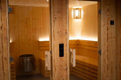 008 10 persoons vakantiehuis met een sauna, hottub en een bioscoop op vakantiepark de Rimboe