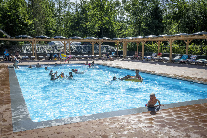 020 4 persoons Boslodge op een vakantiepark nabij Hoenderloo op de Veluwe