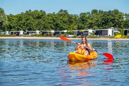 011 4 persoons chalet met hoekerker op vakantiepark Bad Hoophuizen direct aan het Veluwemeer