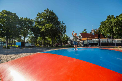 017 Modern 4 persoons vakantiehuis direct aan het water op een vakantiepark aan het Veluwemeer