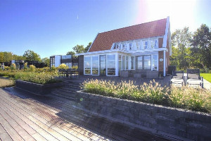 Moderne 6 persoons villa aan het water van het Veluwemeer op een vakantiepark