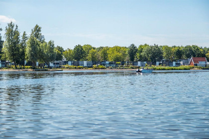 004 Moderne 6 persoons villa aan het water van het Veluwemeer op een vakantiepark