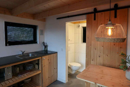 003 Tiny House voor 2 personen op vakantiepark Bad Hoophuizen aan het Veluwemeer