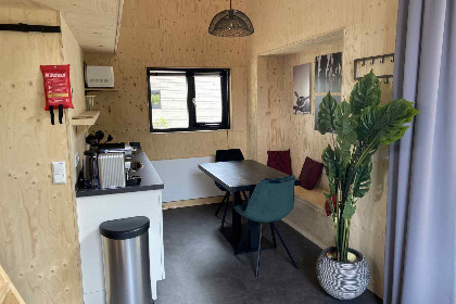 002 Tiny House voor 4 personen op vakantiepark Bad Hoophuizen aan het Veluwemeer