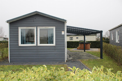 001 4 persoons chalet met hottub op een vakantiepark in Lathum met vele faciliteiten