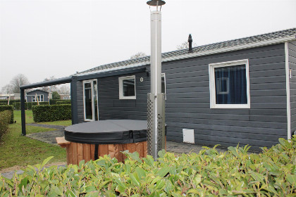 004 4 persoons chalet met hottub op een vakantiepark in Lathum met vele faciliteiten