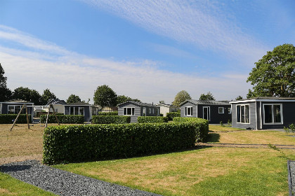005 4 persoons chalet met hottub op een vakantiepark in Lathum met vele faciliteiten