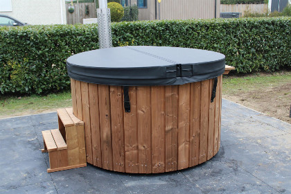 007 4 persoons chalet met hottub op een vakantiepark in Lathum met vele faciliteiten