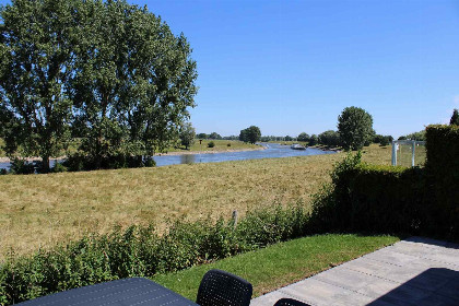 003 5 persoons vakantiehuis met uitzicht over de IJssel op recreatiepark Rhederlaagse Meren