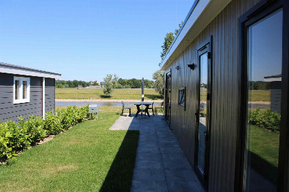 005 5 persoons vakantiehuis met uitzicht over de IJssel op recreatiepark Rhederlaagse Meren