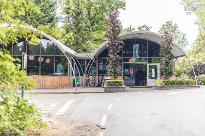 012 Comfortabel vakantiehuis voor 4 personen met hottub gelegen op een vakantiepark in Lieren