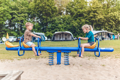 016 Comfortabel vakantiehuis voor 4 personen met hottub gelegen op een vakantiepark in Lieren