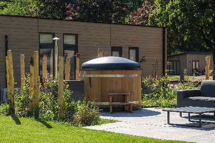 002 Essenburgh Deluxe met Hottub 