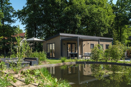 002 Loevestein Deluxe met Hottub 