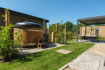006 Loevestein Deluxe met Hottub 